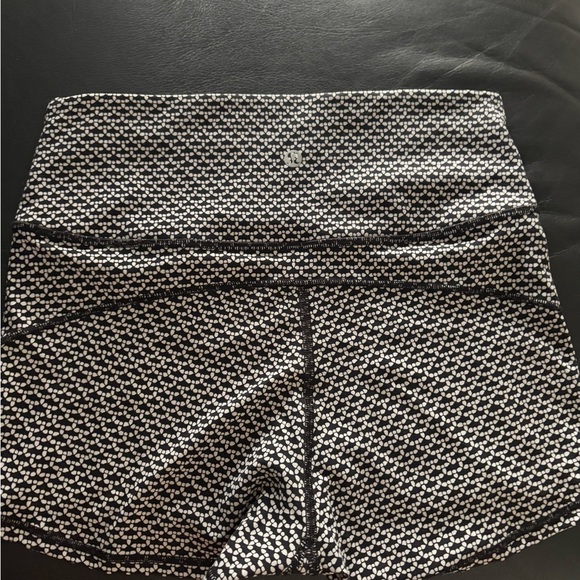 Lululemon In Movement Short in Monochromic Black size 8 - Picture 3 of 8